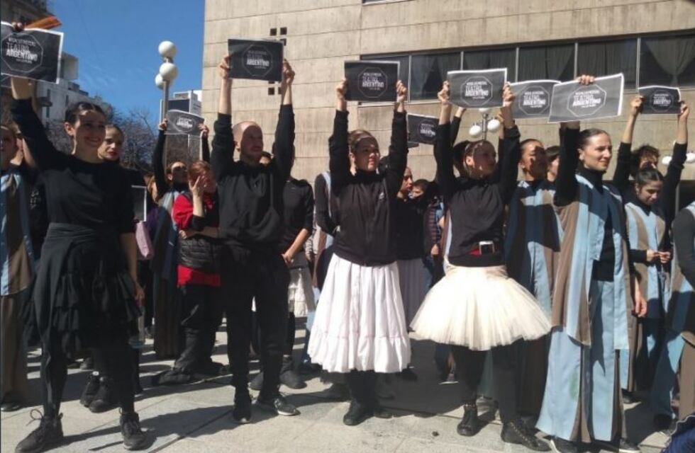 Artistas del Teatro Argentino realizaron en forma de protesta una función en la calle