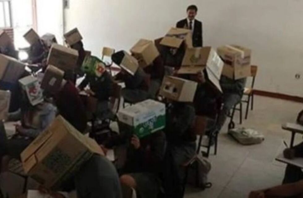 Obligaron a unos estudiantes a ponerse cajas de cartón en la cabeza para no copiarse