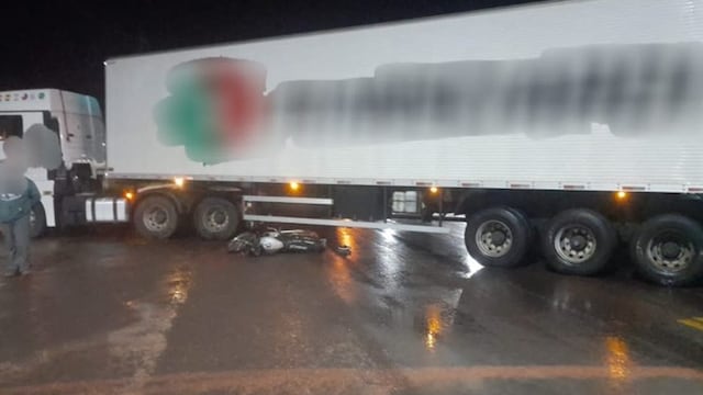 Un motociclista resultó herido tras chocar con un camión en Puerto Libertad.