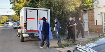 Personal del Sistema Integrado de Emergencias Sanitarias (Sies) se hizo cargo de retirar el cuerpo en Fraga al 3000. (@gbelluati)