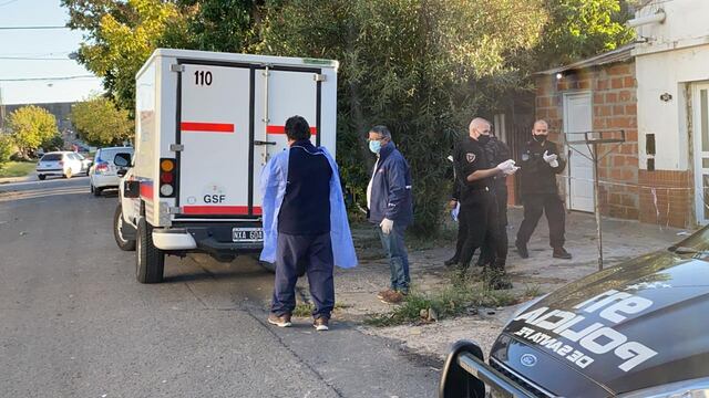 Personal del Sistema Integrado de Emergencias Sanitarias (Sies) se hizo cargo de retirar el cuerpo en Fraga al 3000. (@gbelluati)