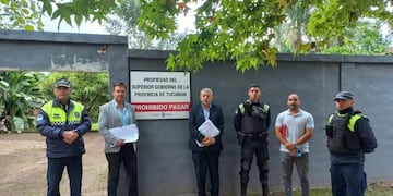 El predio estaba ocupado ilegalmente por vecinos, que habían avanzado sobre el terreno con portones y estructuras.
