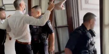 El policía fue liberado tras el reclamo de los vecinos y compañeros.