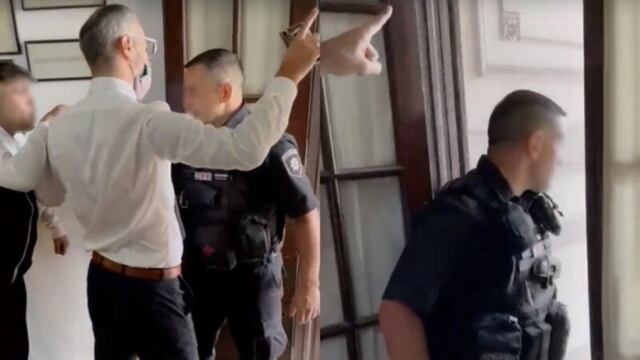 El policía fue liberado tras el reclamo de los vecinos y compañeros.