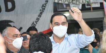 El gobernador presentó candidatos en la tarde de ayer, junto al mandatario se lo ve al ex tres veces gobernador, Ricardo Colombi. Oriundo de Mercedes.
