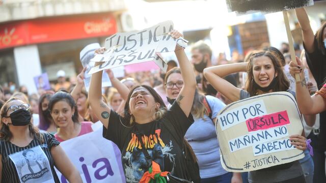 Marcha en Rojas por el femicidio a Úrsula (foto: Clarín)