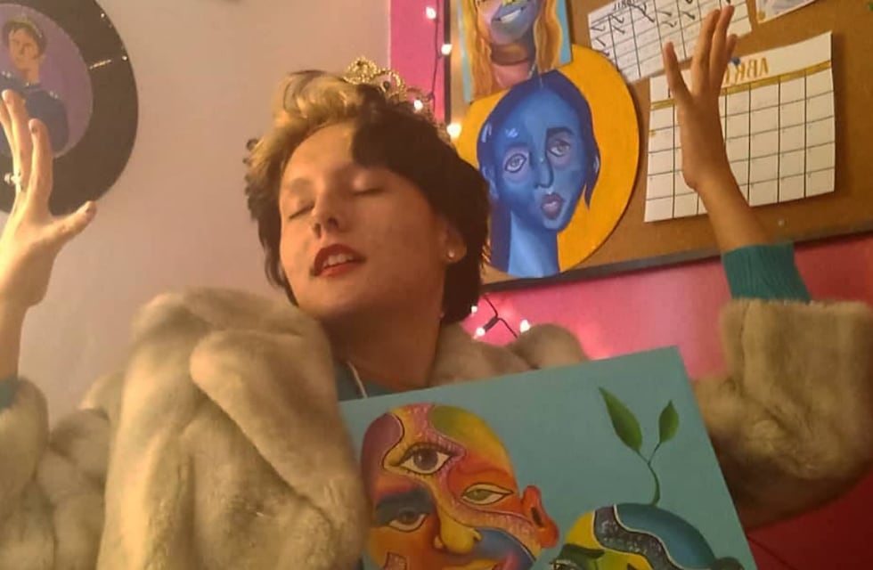 Una mendocina recicla discos de vinilo para transformarlos en pinturas de retratos