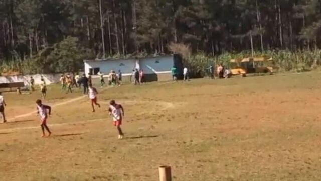 Jornada deportiva violenta en Puerto Esperanza: agreden a un árbitro en un torneo de fútbol.
