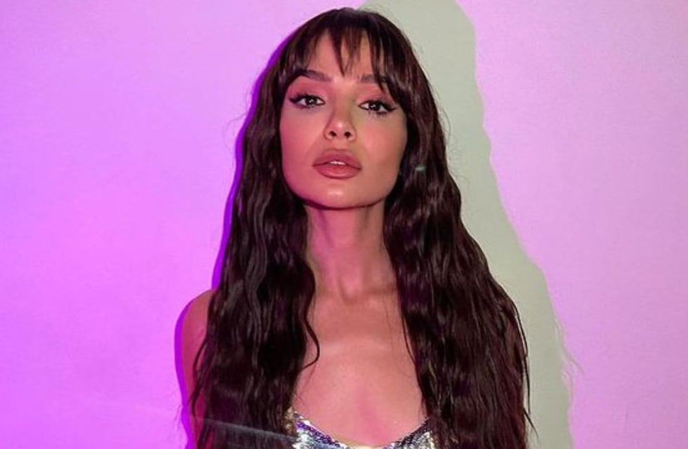 Brenda Asnicar y su look para enamorar: vestido largo con aberturas, tajo y mucho brillo