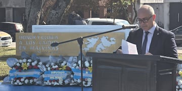 El intendente Alejandro Molinuevo presidió el homenaje acompañado por instituciones educativas y excombatientes.