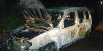 Hallan automóvil incinerado en San Vicente.