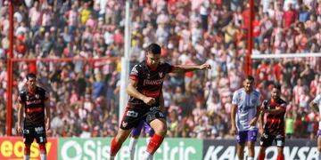 Gabriel Graciani, habitual ejecutor de los penales en Instituto, es uno de los goleadores del torneo (La Voz archivo).