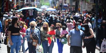Cientos de personas recorren la peatonal de Córdoba.