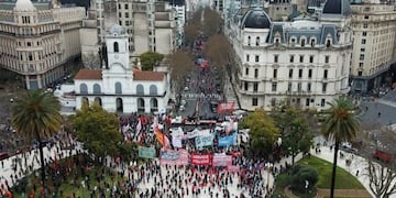 Cientos de personas marchan a la Plaza de Mayo en reclamo de justicia por la muerte de Facundo Astudillo, este jueves, en Buenos Aires (Foto: Clarín)
