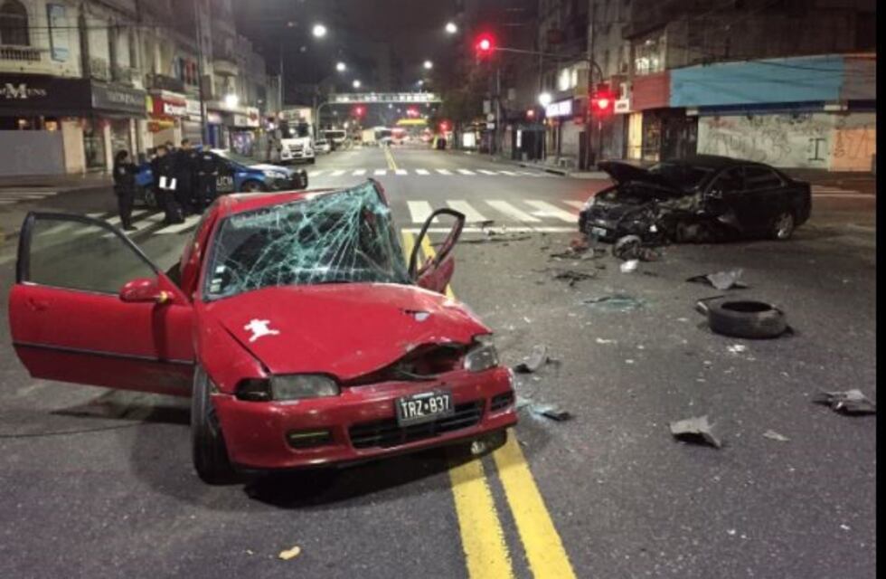 Dos autos y un colectivo chocaron esta madrugada en Flores