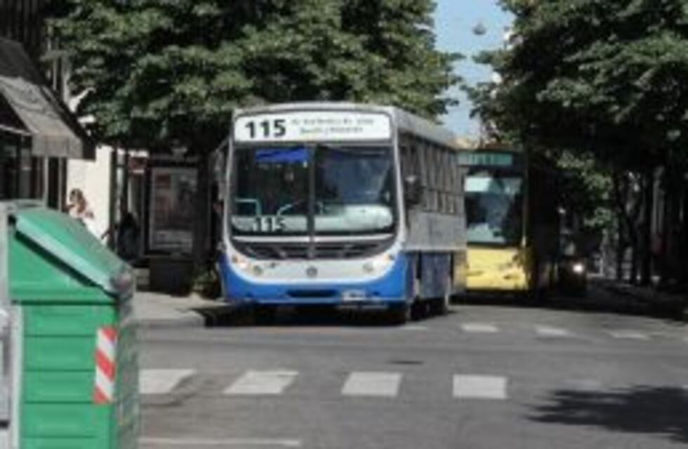 Se bajó del colectivo y olvidó a su hija arriba de la unidad