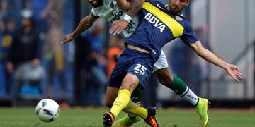 Boca Juniors' defender Juan Insaurralde (R) vies for the ball with Sarmiento's forward Adrian Balboa during their Argentina First Division football match at the La Bombonera stadium in Buenos Aires, on October 16, 2016. / AFP PHOTO / Alejandro PAGNI cancha de boca juniors Juan Insaurralde Adrian Balboa campeonato torneo primera division 2016 futbol futbolistas partido boca juniors sarmiento de junin