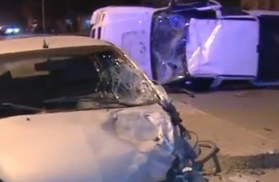 Espectacular choque entre una camioneta, tres autos y una bicicleta