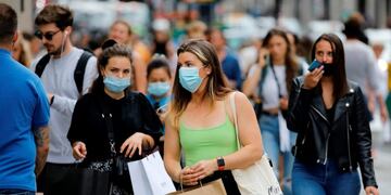 Recomiendan usar mascarilla durantes los festejos de Navidad (Foto: Tolga Akmen/AFP)