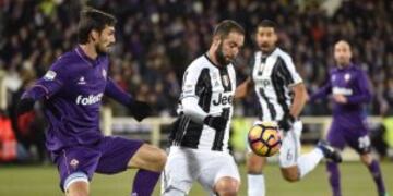 . Firenze (Italy), 15/01/2017.- Fiorentina' s Davide Astori (l) and Juventus Gonzalo Higuain during the soccer match Acf Fiorentina vs Juventus at artemio Franchi stadium in Floence, Italy, 15 January 2017. (Italia) EFE/EPA/MAURIZIO DEGL' INNOCENTI