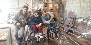 Los primos y la bici adaptada para que puedan andar juntos (Foto de TN)\u002E