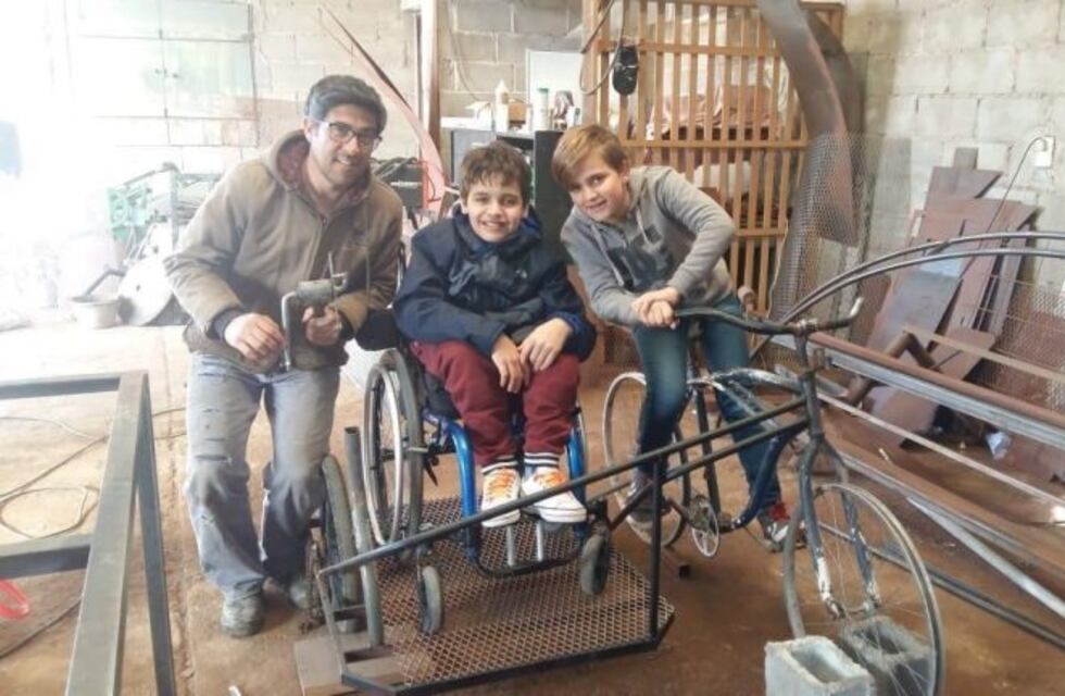 Día del Amigo: consiguió que su amigo en silla de ruedas también pasee en bicicleta