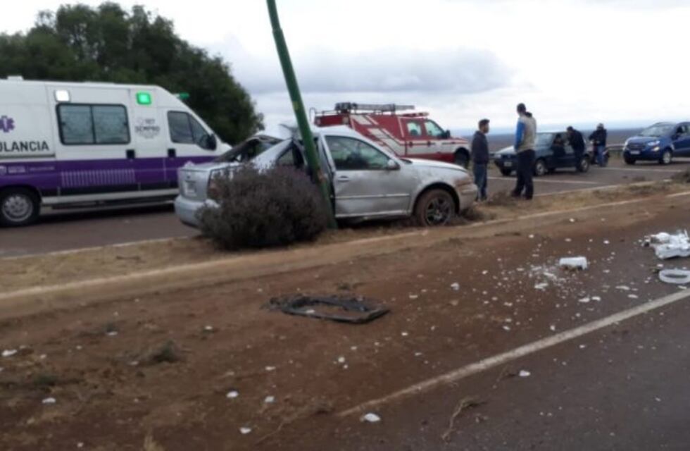 Esquivó un charco de agua y terminó chocando contra un poste de luz
