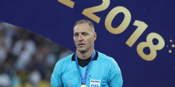 francia campeon del mundo Referee Nestor Pitana of Argentina after the FIFA World Cup 2018 soccer final match between France and Croatia at the Luzhniki Stadium in Moscow, Russia, 15 July 2018\u002E Photo: Cezaro De Luca/dpa moscu rusia nestor pitana futbol campeonato mundial 2018 partido final futbol futbolistas partido seleccion francia croacia