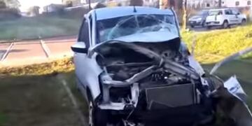 Un auto chocó contra el tren que une Paraná con Colonia Avellaneda y el conductor tuvo que ser trasladado