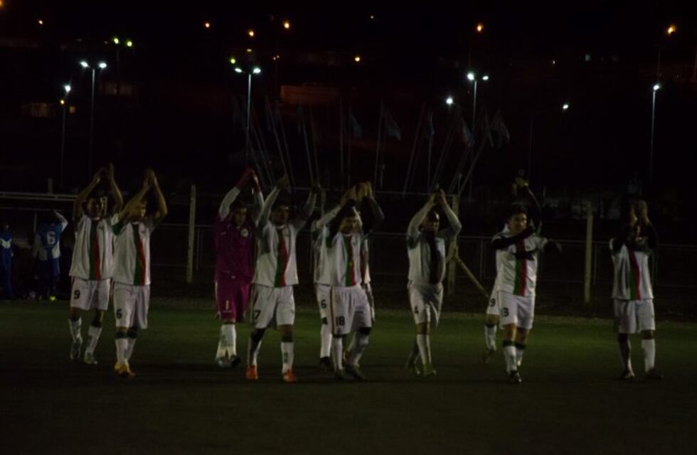 Camioneros ganó, sigue como invicto y cuida la punta
