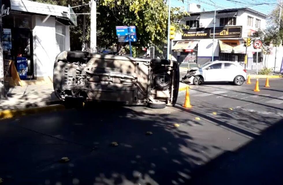 Tremendo choque entre dos autos en Godoy Cruz