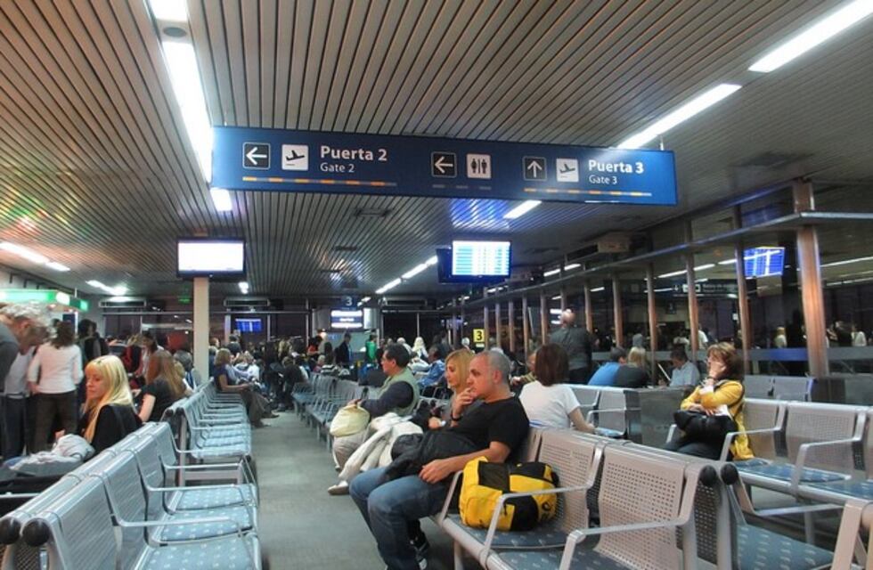 Reducen las tasas a las aerolíneas por volar al exterior y podrían bajar los pasajes