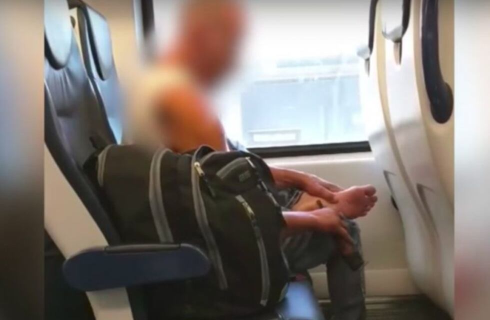 Filman a un hombre mientras se lima los callos del pie en el tren