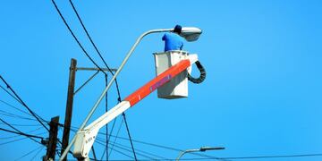 Muchos de los postes a reemplazar representan un riesgo en los barrios\u002E