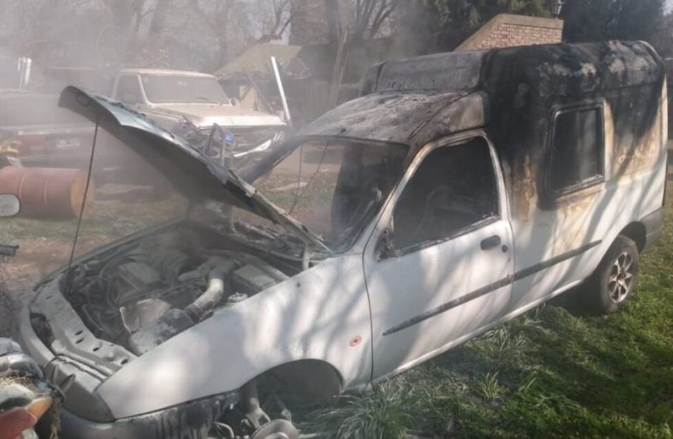Insólito: prendió fuego su propio vehículo porque se lo llevaron al corralón
