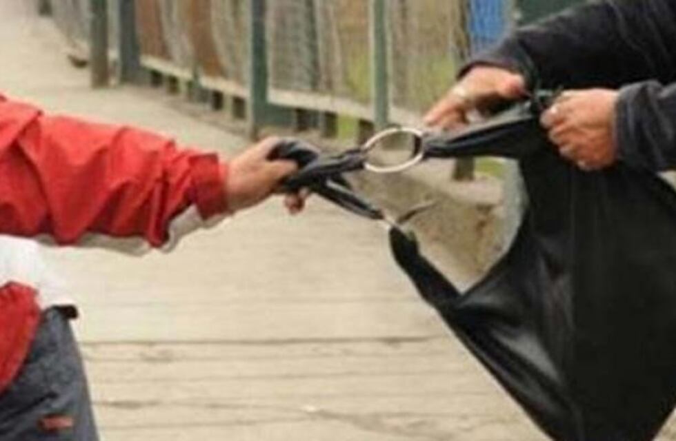 Motochorros asaltaron a una joven cuando se bajó del colectivo