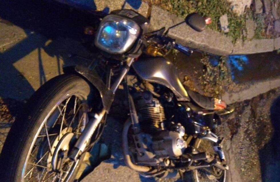 Viajaban tres en una moto y chocaron: un nene de 6 años terminó con fracturas y traumatismos