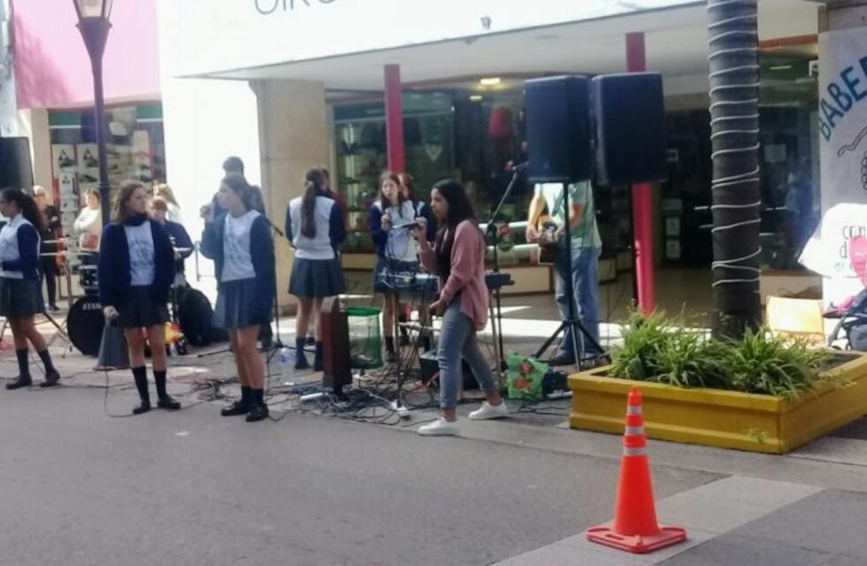 Jóvenes estudiantes y su jornada solidaria "Baberos Blancos"