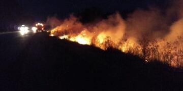 Impactante incendio en Olavarría: cayó un rayo y se prendieron fuego pastizales