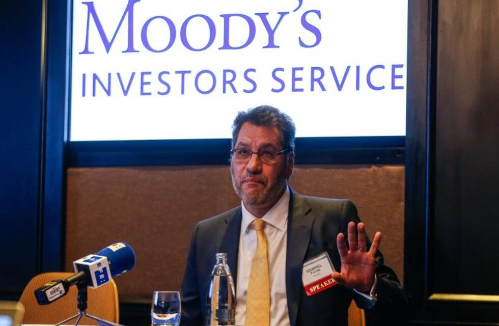Moody’s se refirió a la negociación con el FMI y alertó: “Tarde o temprano va a haber una devaluación”