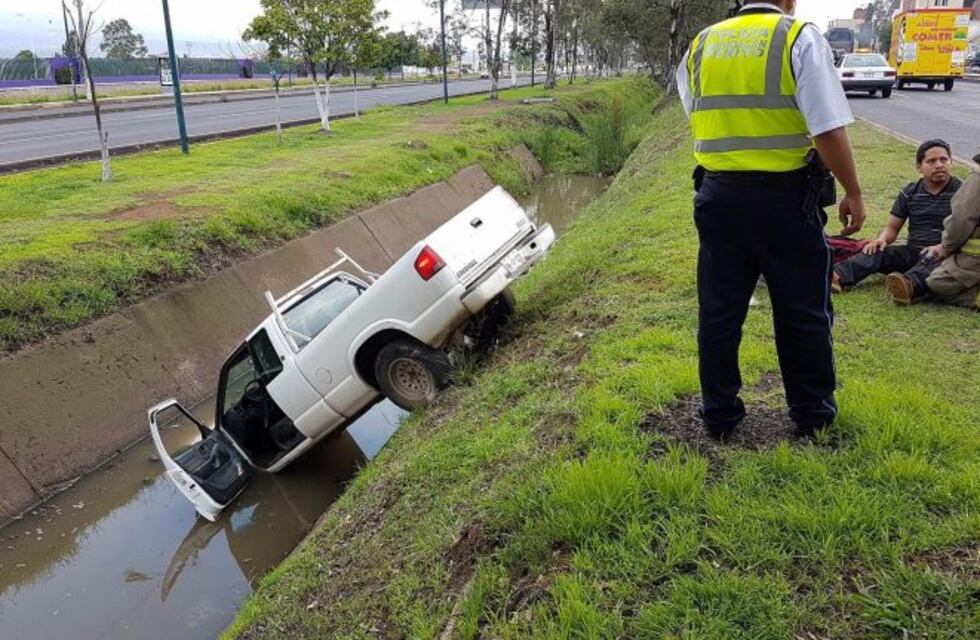 Camioneta cae a un canal en un barrio del Oeste capitalino