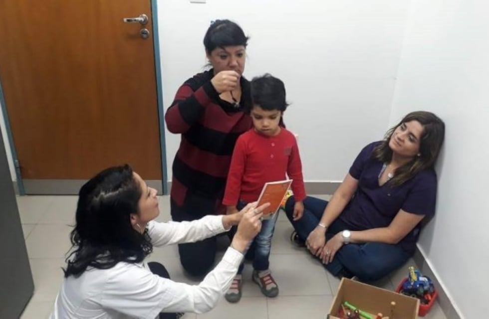 Izan Martínez Santana puede percibir sonidos gracias a su vincha de amplia frecuencia