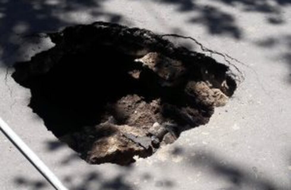 Vecinos de Arroyito denuncian que se creó "un cráter" en plena calle