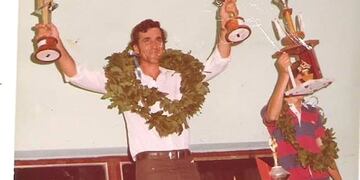 Alberto “Flaco” Schieffer, levantando uno de los tantos trofeos que ganó en su carrera