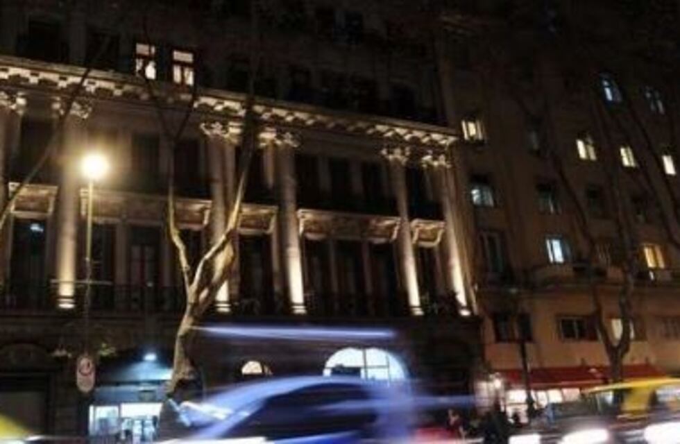 Restauran e iluminan las fachadas de edificios centenarios de la Avenida de Mayo