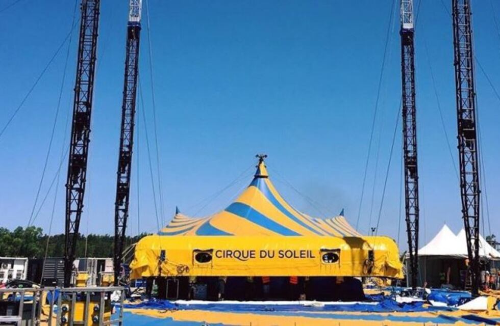 ¡La espera terminó! La gran carpa azul y amarilla del Cirque du Soleil está por ser instalada en el autódromo