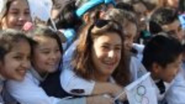 BUENOS AIRES (ARGENTINA), 25/08/2016.- La campeona olu00edmpica argentina Cecilia Carranza posa para una fotografu00eda con algunos niu00f1os y ju00f3venes que asistieron hoy, jueves 25 de agosto de 2016, al acto en el que deportistas del pau00eds izaron la bandera de los Juegos Olu00edmpicos de la Juventud 2018, que se celebraru00e1n en la ciudad de Buenos Aires (Argentina). En un acto celebrado en la Plaza de la Repu00fablica porteu00f1a, la judoca Pareto, los regatistas Lange y Carranza y el equipo masculino de hockey, todos ellos reciu00e9n coronados campeones olu00edmpicos, acompau00f1aron al alcalde de la ciudad, Horacio Rodru00edguez Larreta, y a diversas autoridades para colocar la bandera de los cinco anillos. EFE/Alberto Ortizrn buenos aires bandera de los juegos olimpicos de la juventud 2018 presentacion e izamiento de la bandera del evento deportistas argentinos