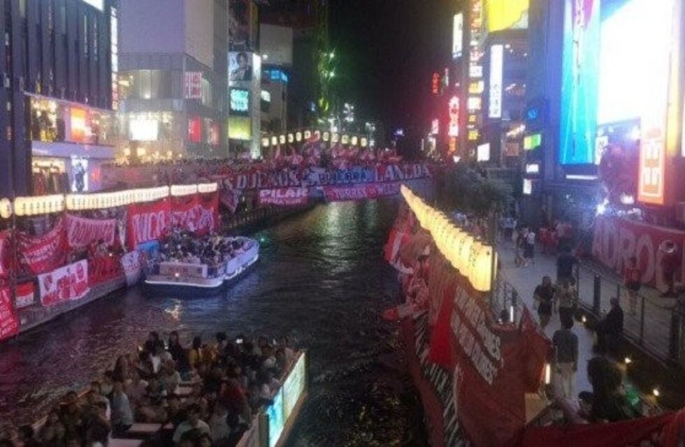 Osaka #TodoRojo: el banderazo de hinchas de Independiente antes de disputar la Suruga Bank