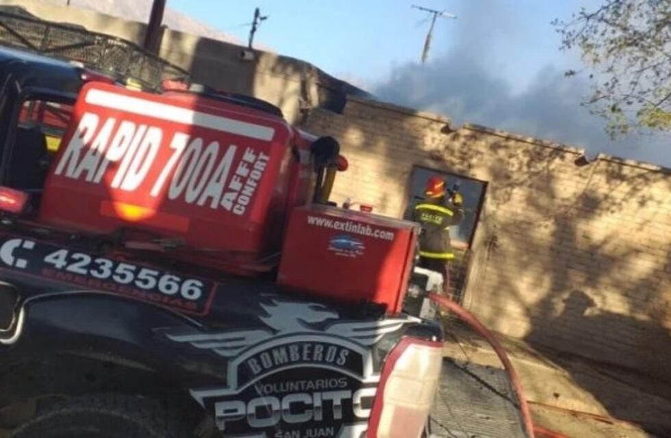 Se les incendió la casa y una familia con tres niños quedó en la calle