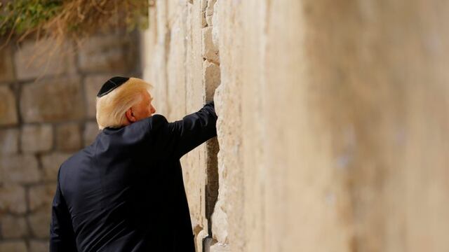 U.S. President Donald Trump leaves a note at the Western Wall in Jerusalem May 22, 2017.  REUTERS/Jonathan Ernst